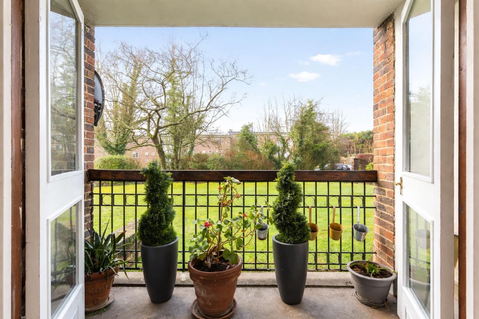 2 bed property in Clandon Gardens, London
